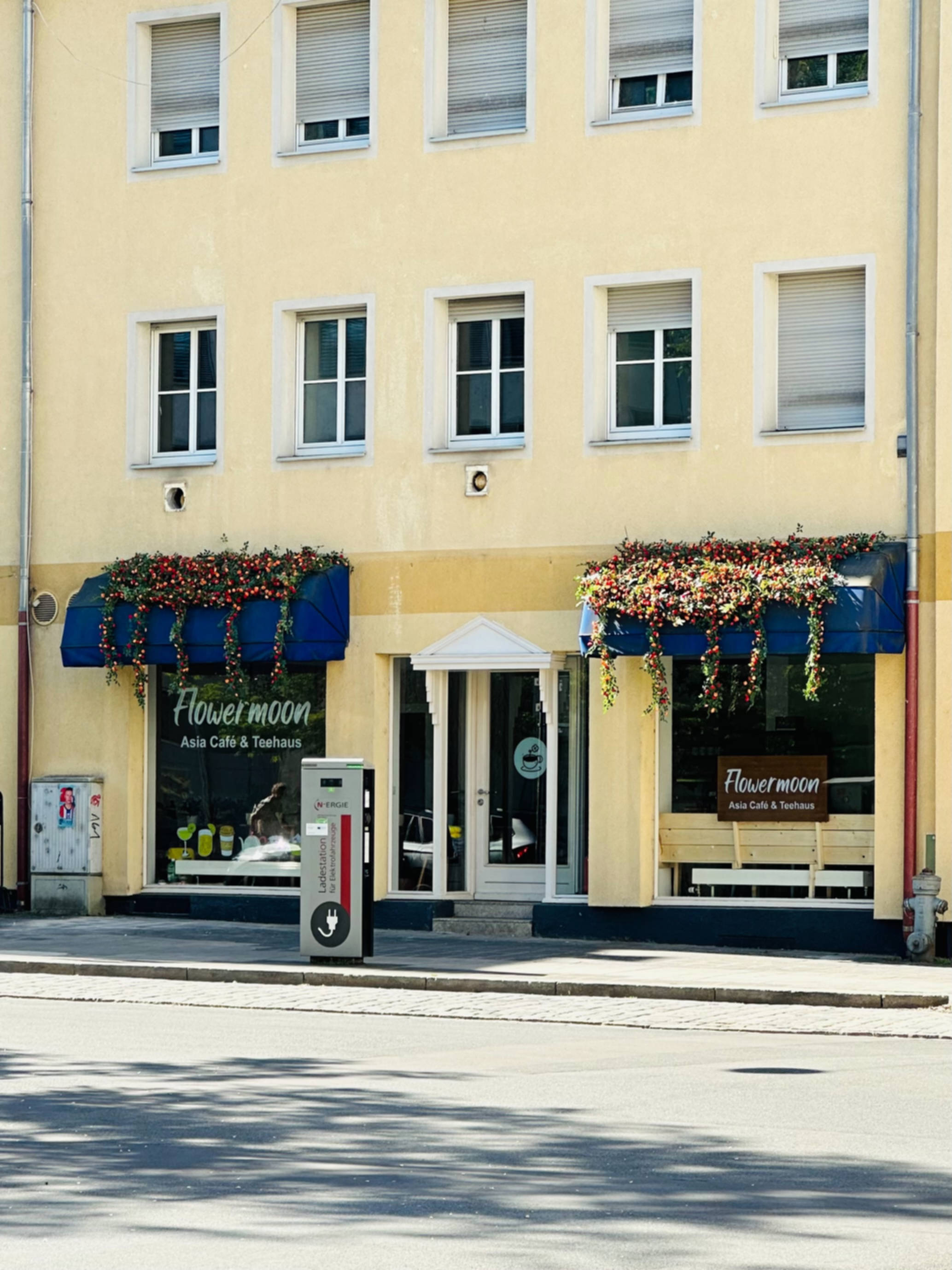 Außenansicht des Café Flowermoon