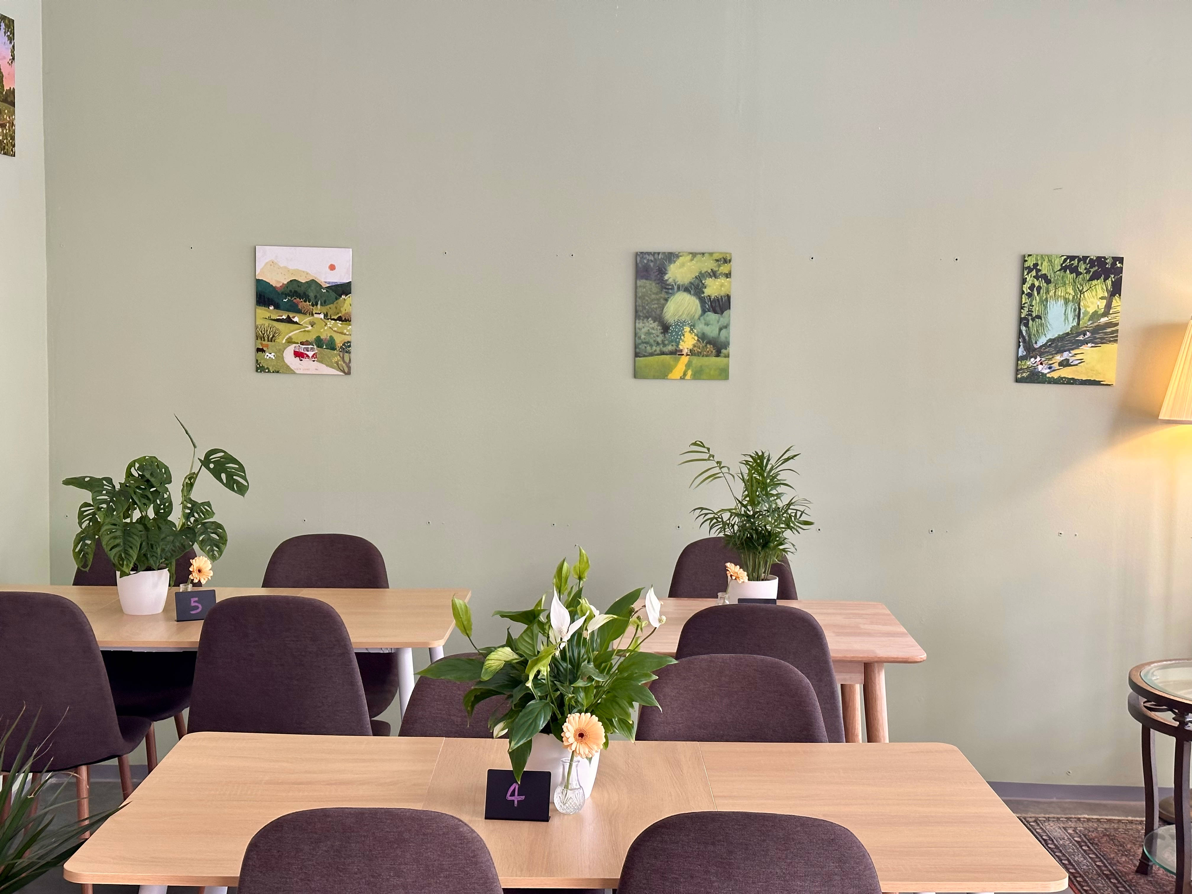 Tische und Pflanzen im Café