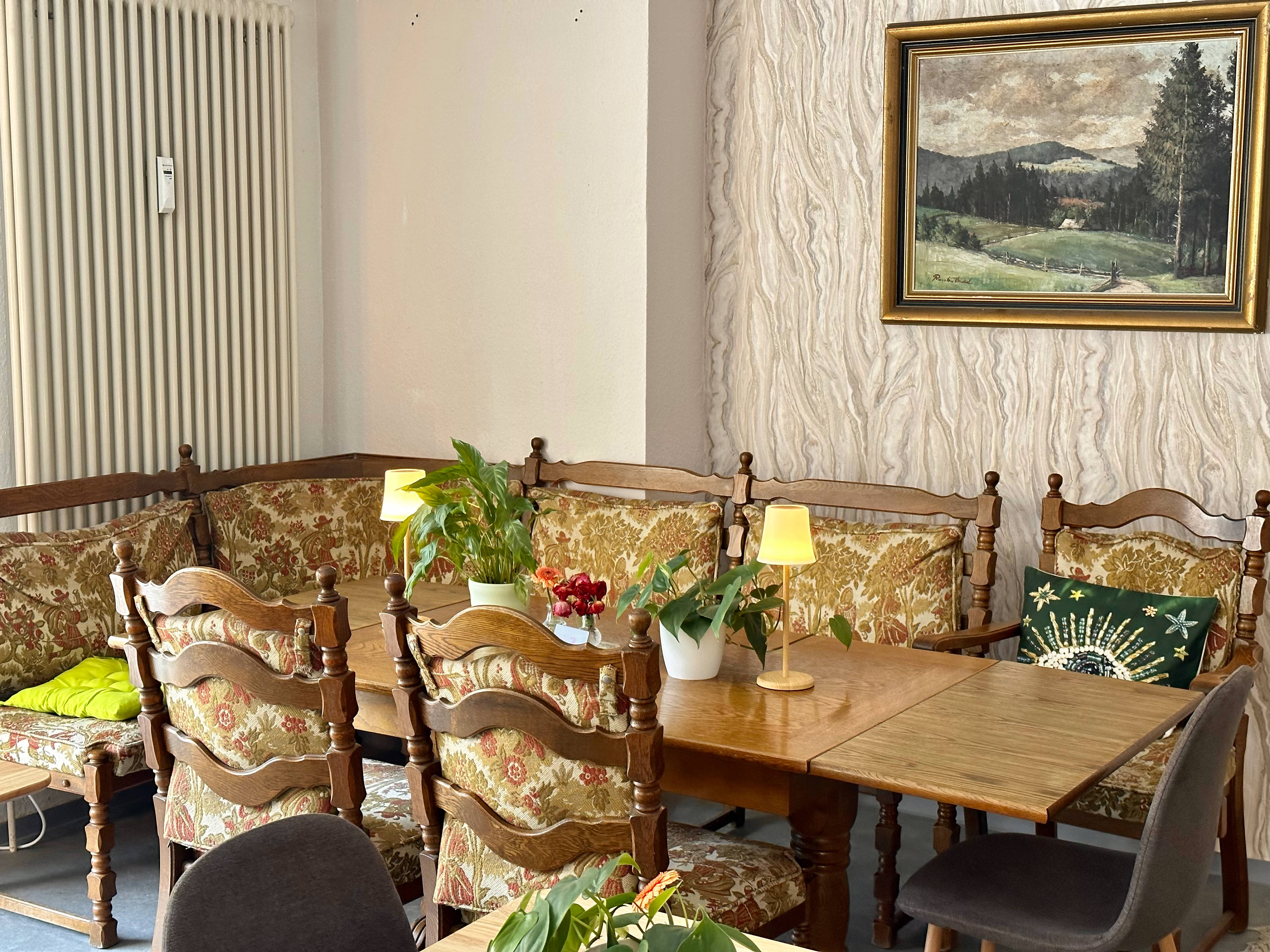 Warme Vintage-Sitzecke im Café