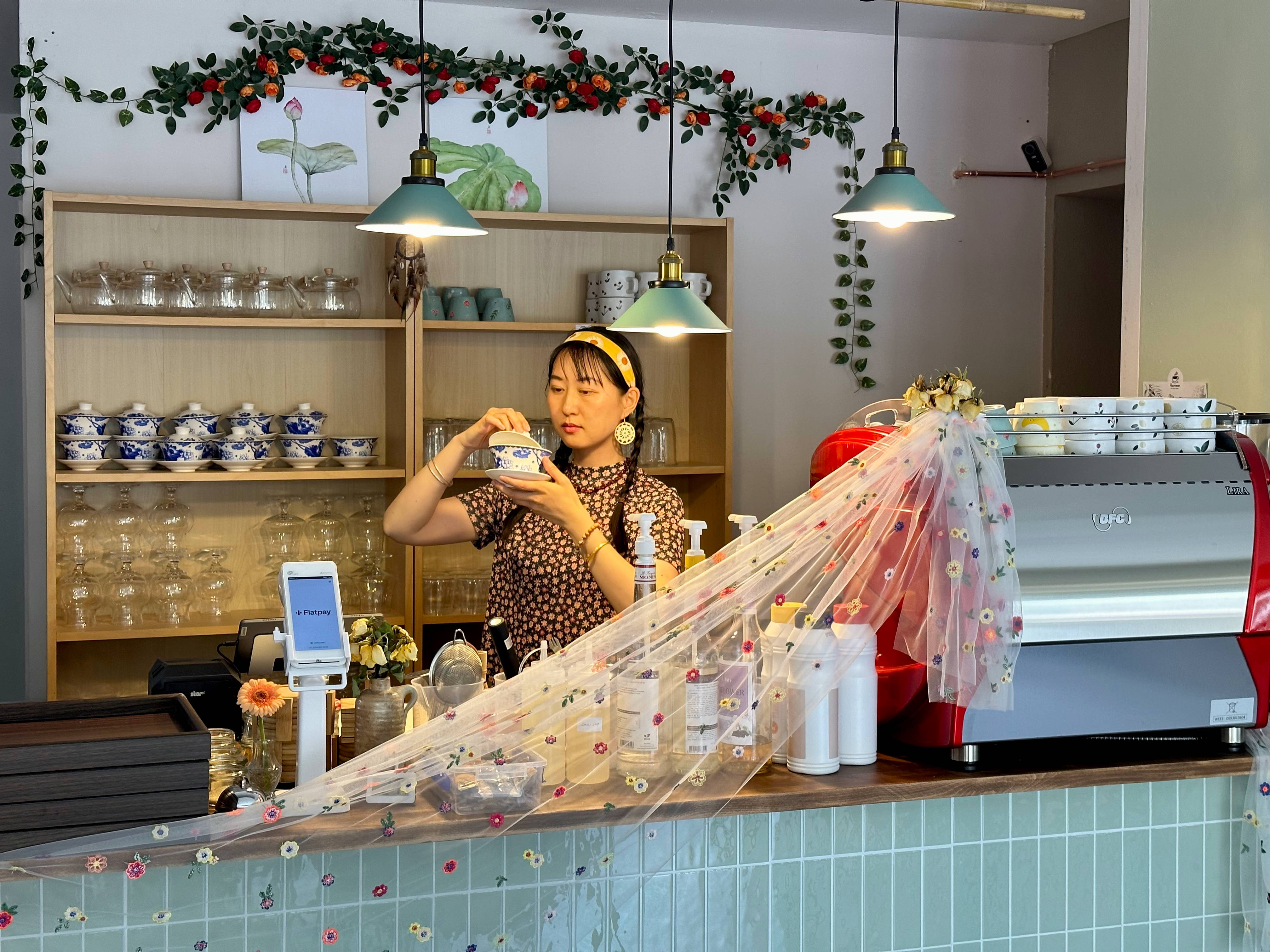 Yuan bereitet chinesischen Tee im Café Flowermoon zu